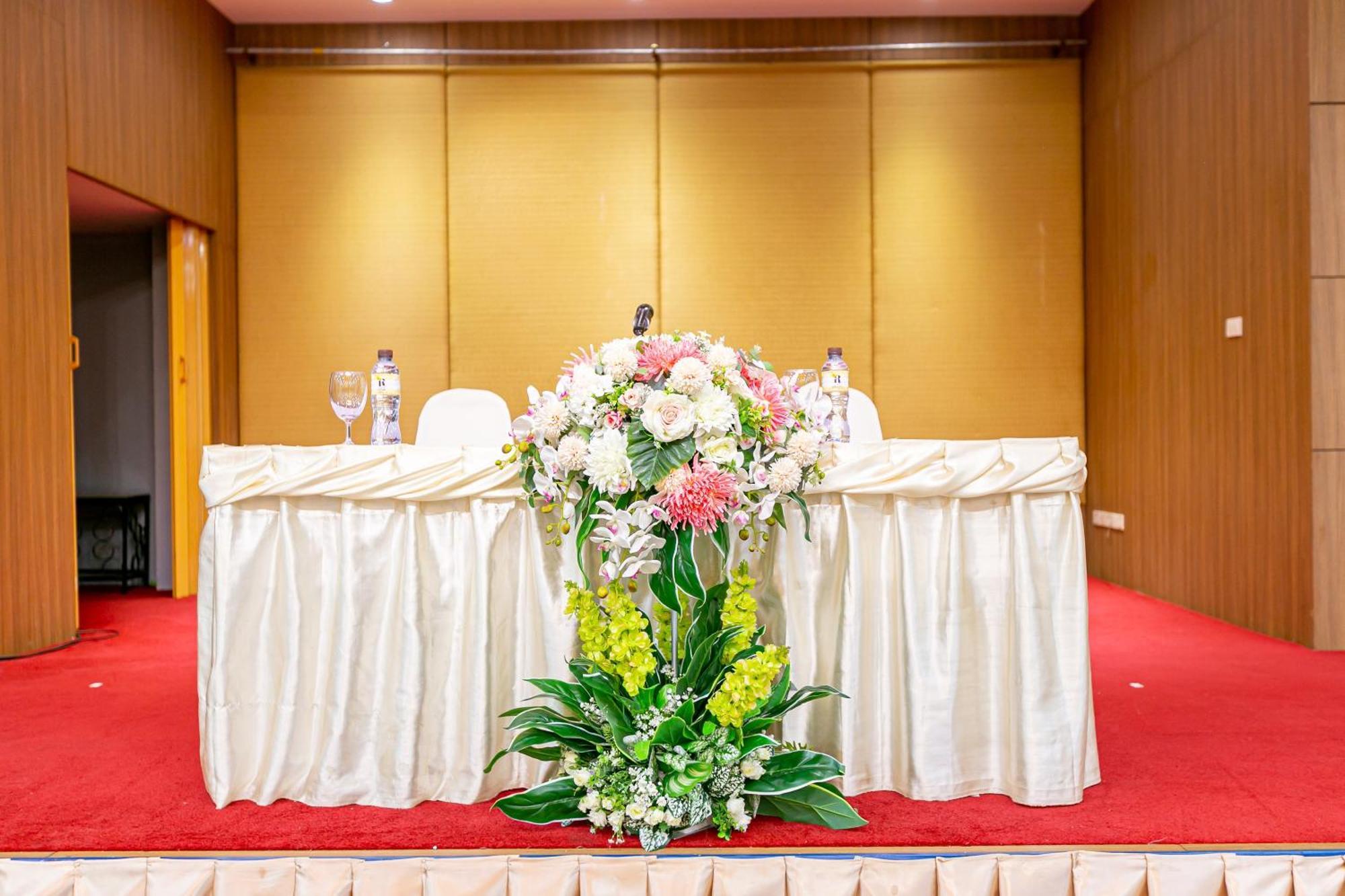 Grand Ratchapruek Hotel Pak Kret Exteriör bild